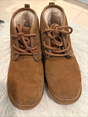 UGG  Big Kid’s Neumel II Classic Boot - Size 6